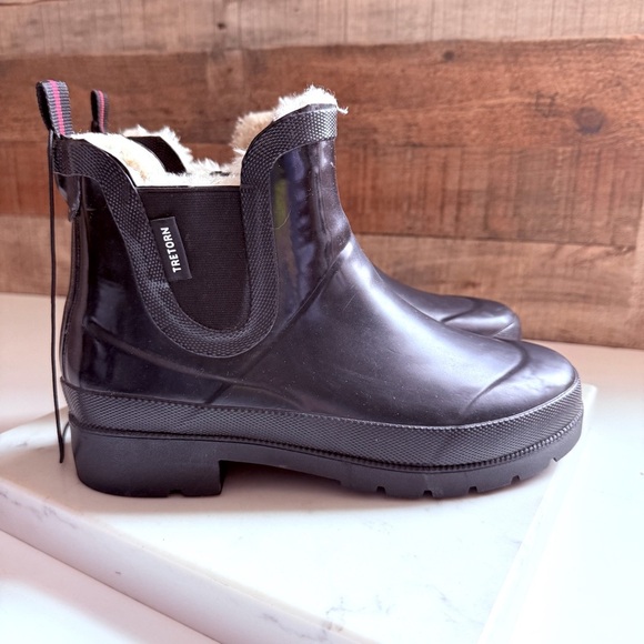 NWOT Tretorn Lara Lined Faux Fur Lined Chelsea Booties - Picture 2 of 8